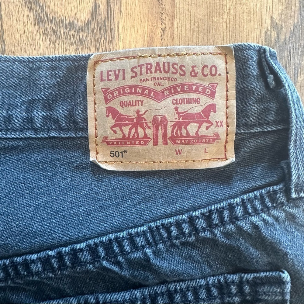 Levi 501 Jean Cut Off Shorts Raw Hem Button Fly Black Denim Size 30 Women’s - Picture 12 of 12